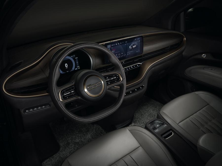 Торпедо Fiat 500 Giorgio Armani 2020 года  (фото 3 из 17)